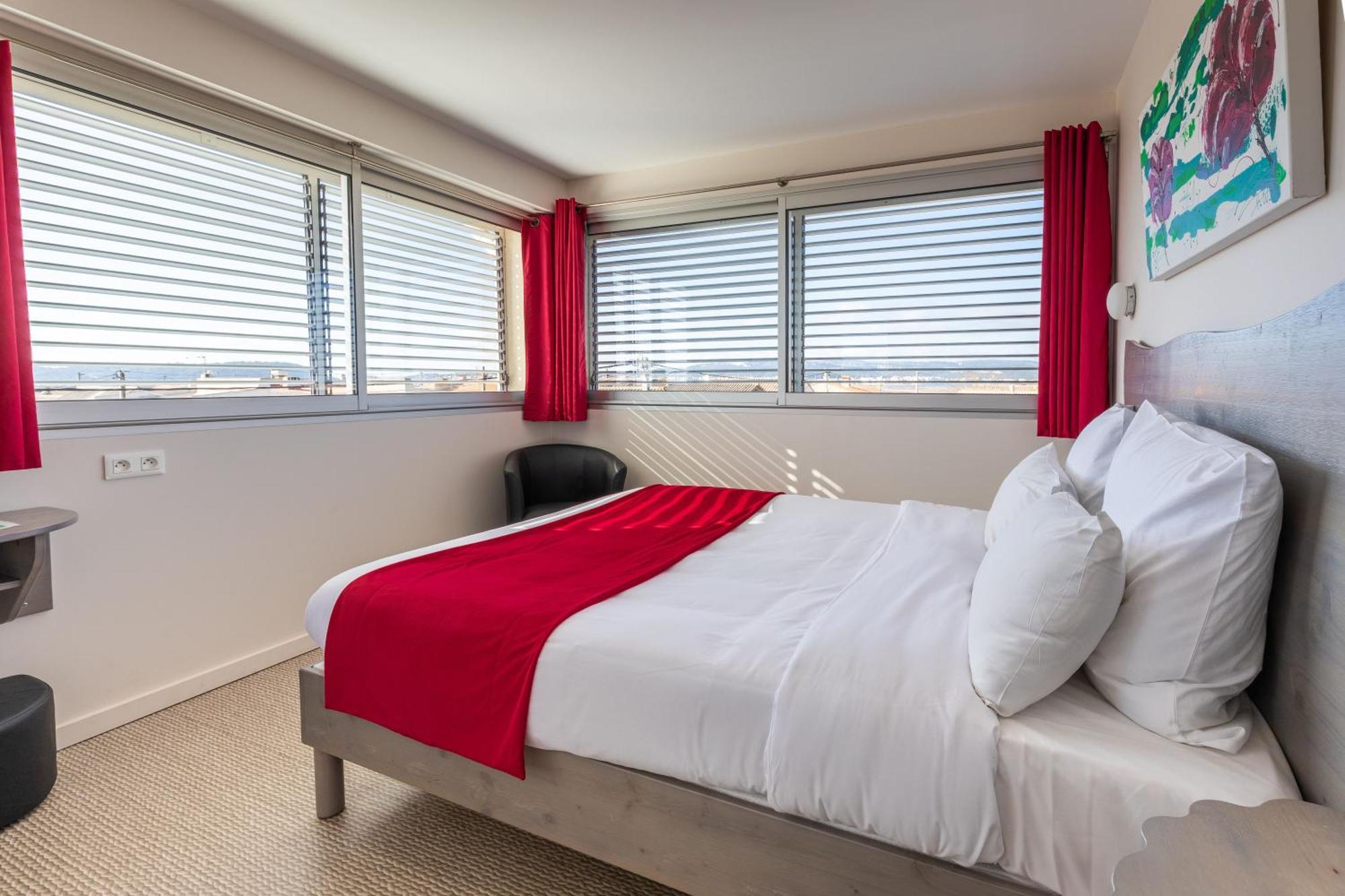 Hotel De La 3*